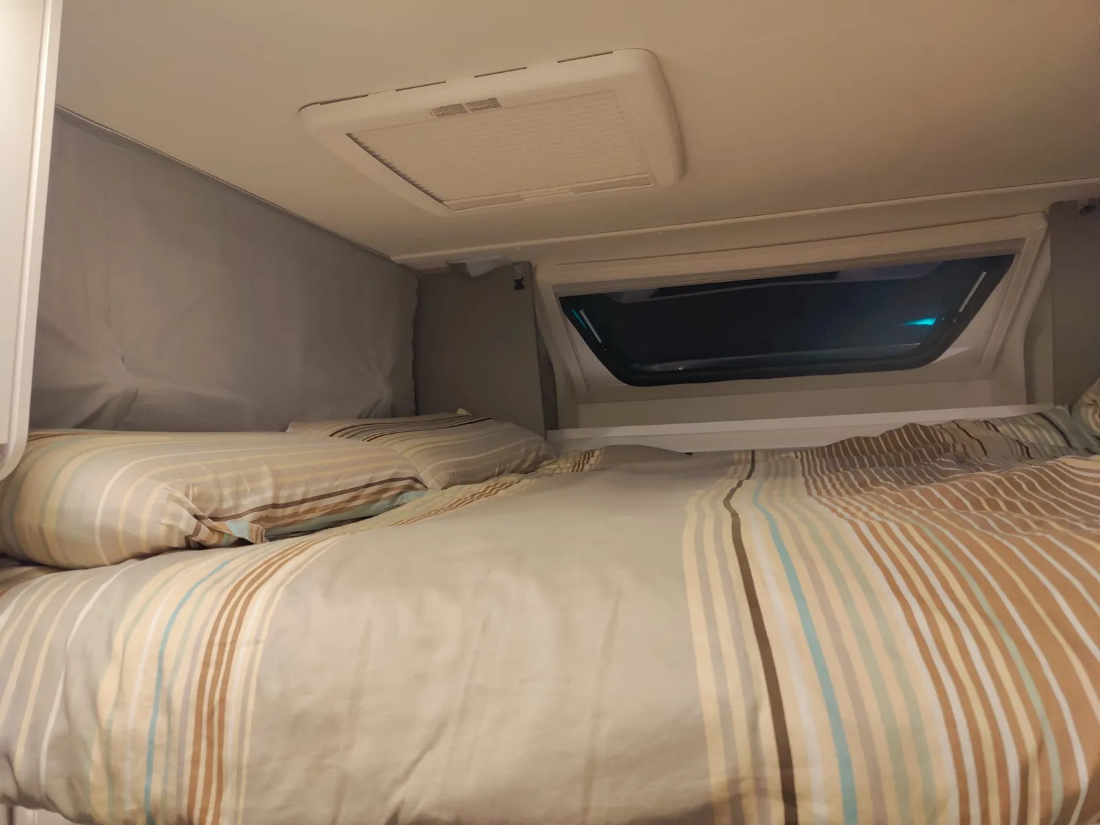 Cama abatible sobre el salón