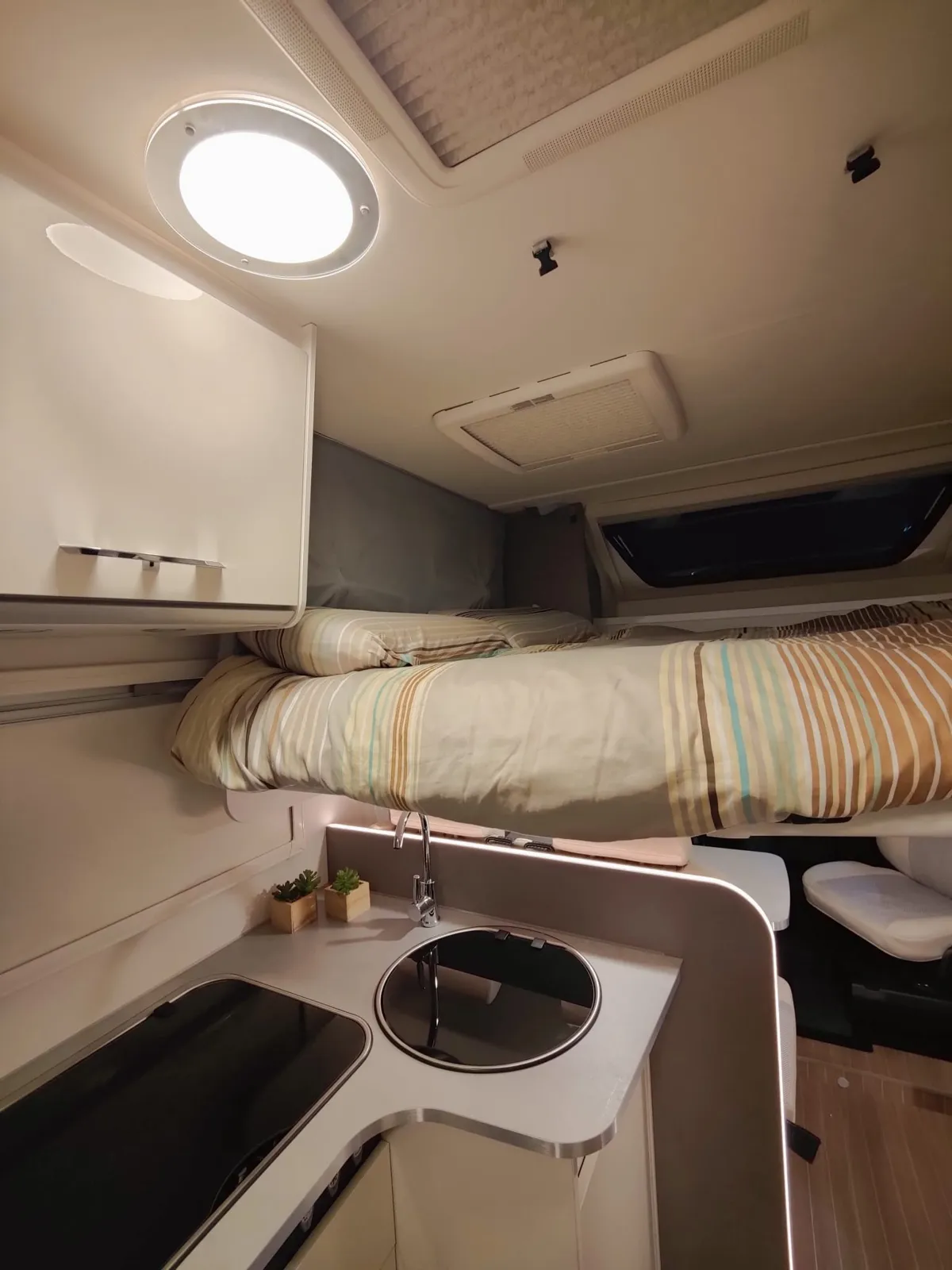 Cocina con la cama abatible encima