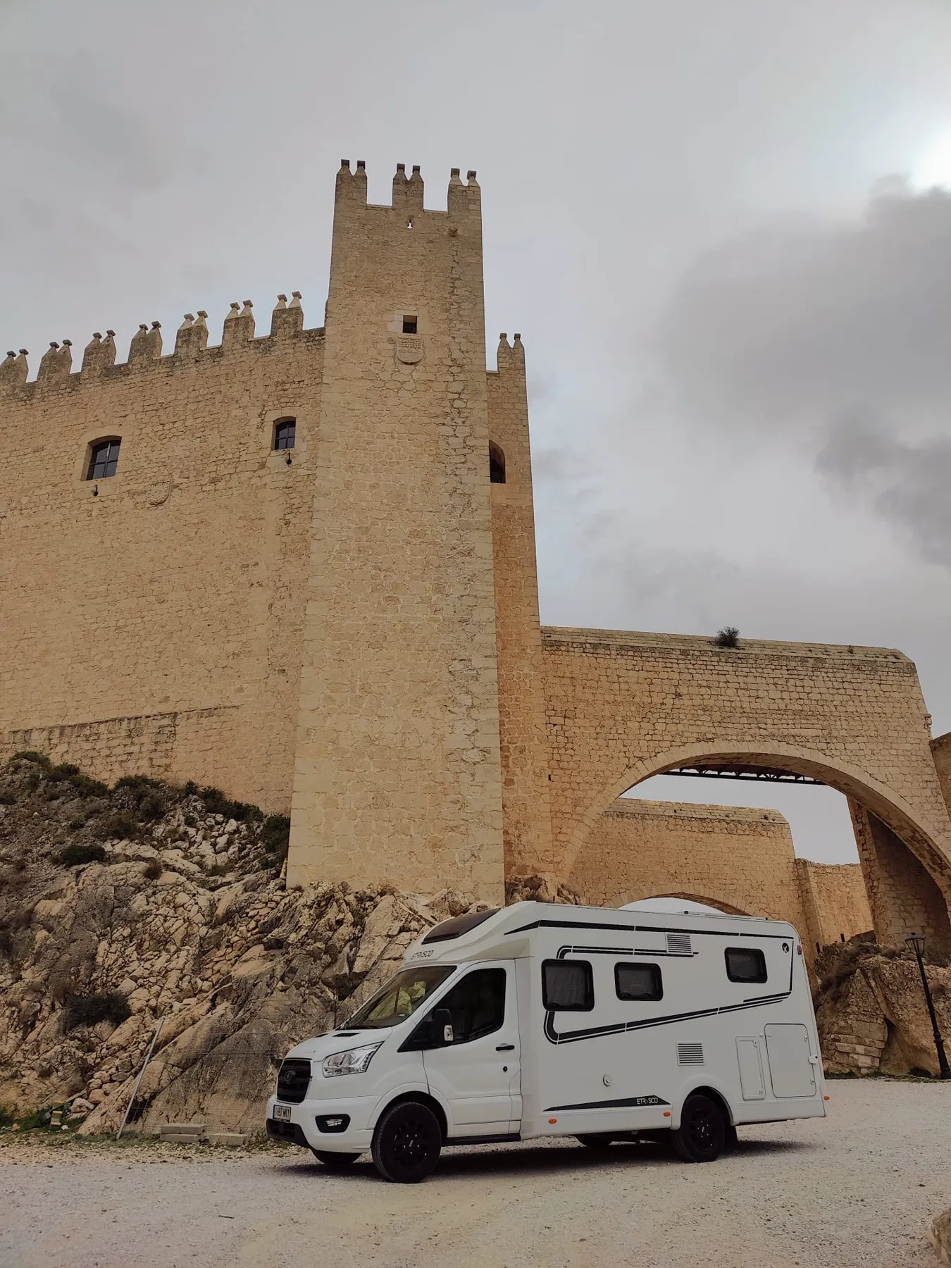 La autocaravana Etrusco junto a un castillo