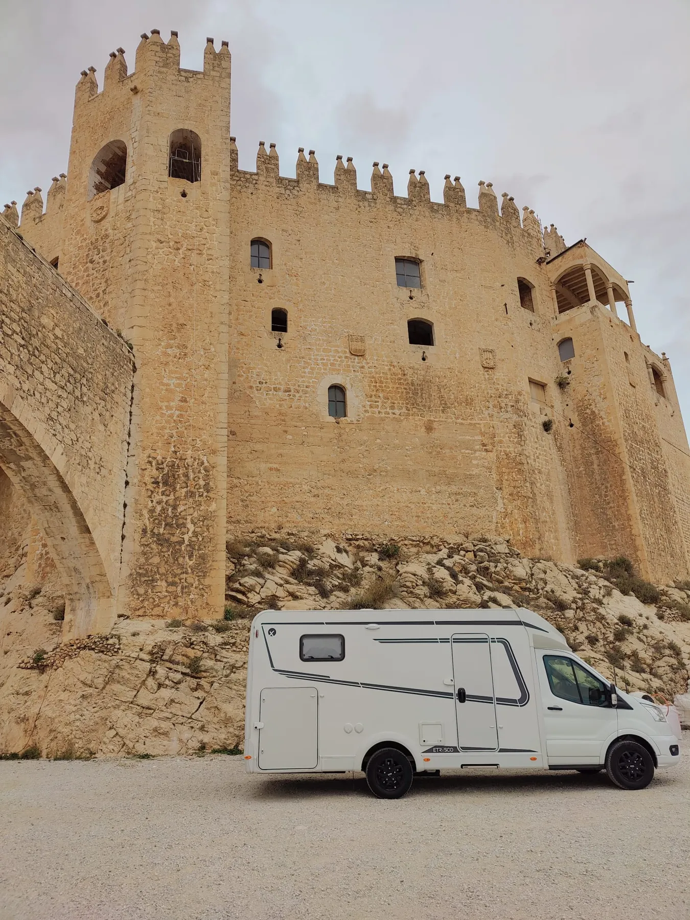 La autocaravana Etrusco aparcada a los pies de un castillo