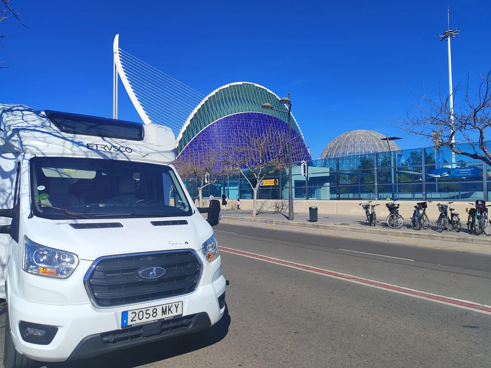 Frontal de la autocaravana Etrusco