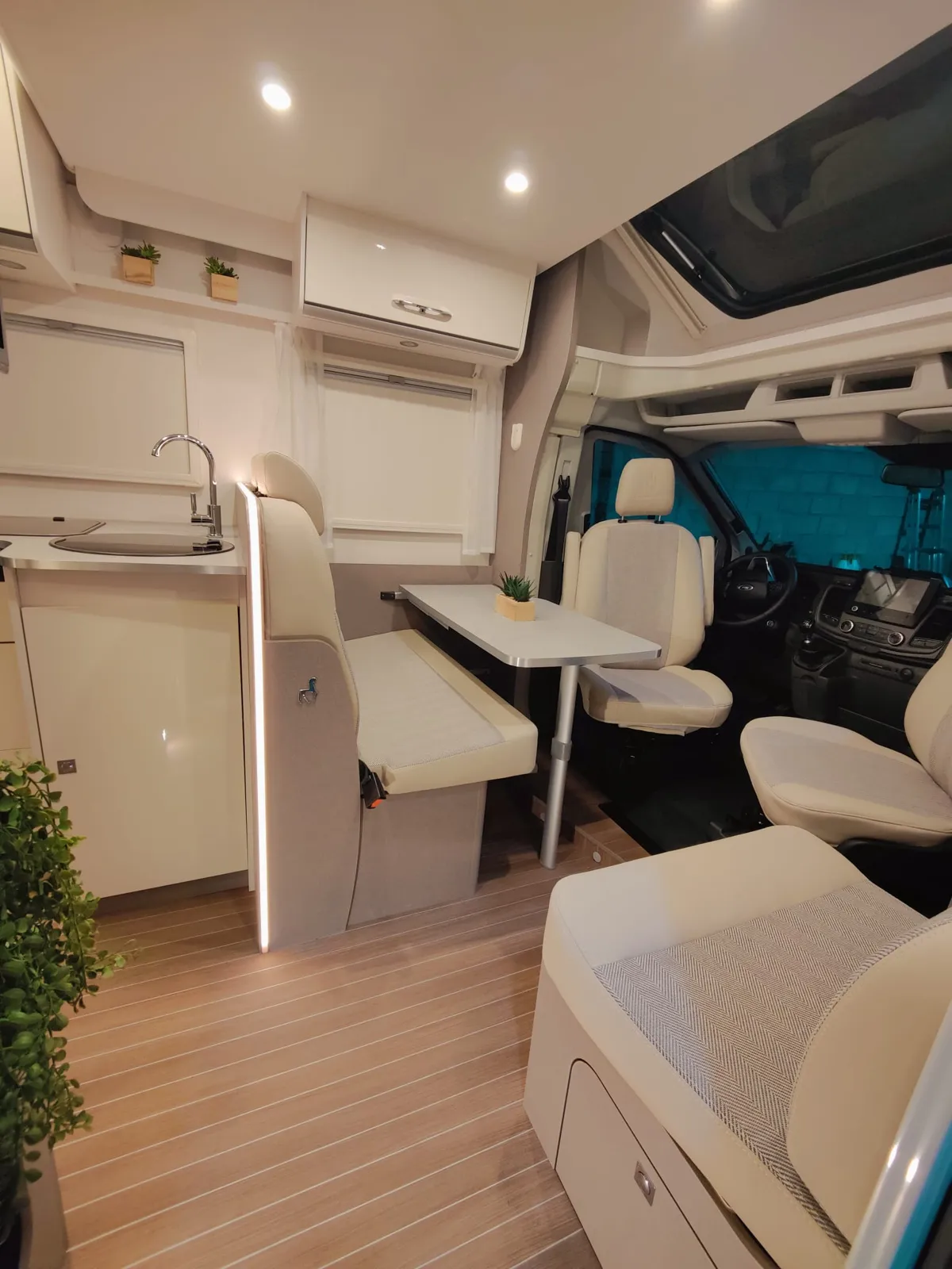Salón con mesa junto a la cabina